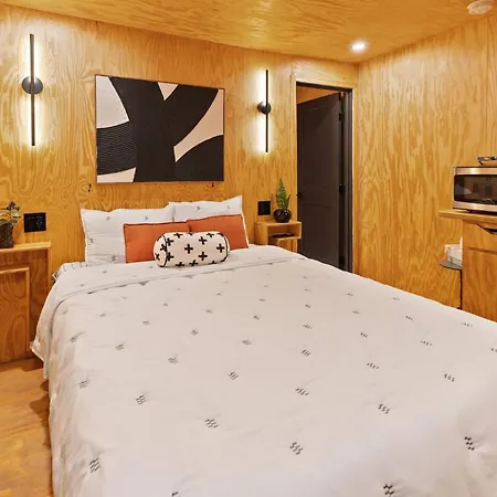 Unique*New*Hot Tub Studio*Mins To Dt & Phx Airport